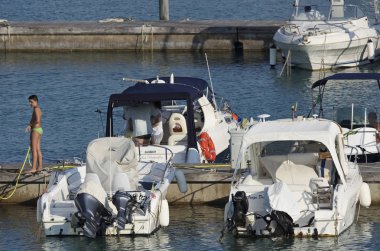 İtalya, Sicilya, Akdeniz, Marina di Ragusa; 24 Haziran 2017, insanlar, tekneler ve Lüks Yatlar Port - Editörden