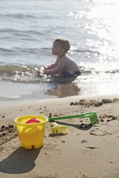 Italia, Sicilia, Mar Mediterráneo; niño varón de un año jugando en la orilla del mar — Foto de Stock
