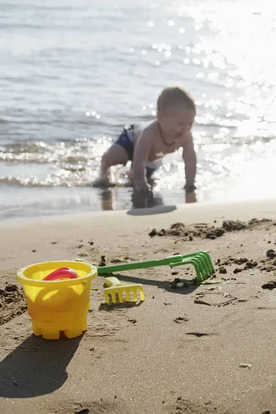 Italia, Sicilia, Mar Mediterráneo; niño varón de un año jugando en la orilla del mar — Foto de Stock