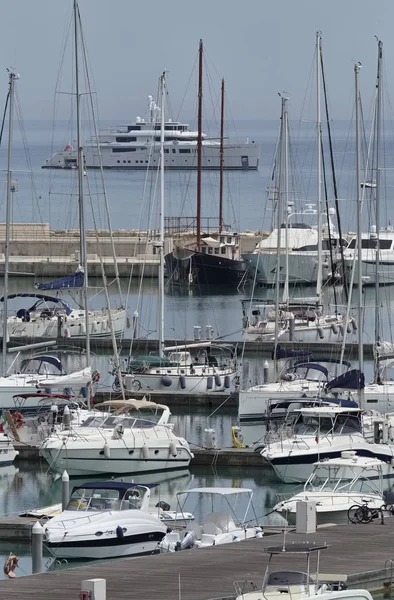 Itálie, Sicílie, Středozemní moře, Marina di Ragusa; 28. června 2017, lodě a luxusní jachty v přístavu - Editorial — Stock fotografie
