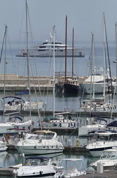 Olaszország, Szicília, Földközi-tenger, Marina di Ragusa; 2017. június 28., csónakok and luxus jachtok, a port - szerkesztőség — Stock Fotó