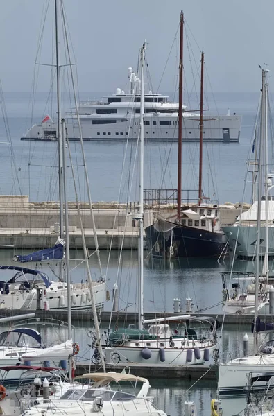 Italia, Sicilia, Mar Mediterráneo, Marina di Ragusa; 28 Junio 2017, yates de lujo en el puerto - EDITORIAL — Foto de Stock