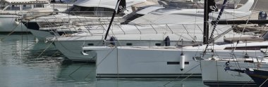 İtalya, Sicilya, Akdeniz, Marina di Ragusa; 28 Haziran 2017, Lüks Yatlar port - Editörden