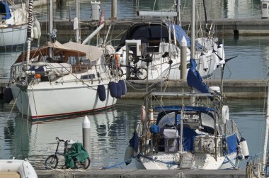 İtalya, Sicilya, Akdeniz, Marina di Ragusa; Yelkenli tekneler limanda - yazı işleri 28 Haziran 2017
