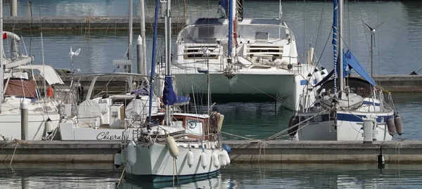 Italia, Sicilia, Mar Mediterraneo, Marina di Ragusa; 28 giugno 2017, barche a vela nel porto - EDITORIALE — Foto Stock