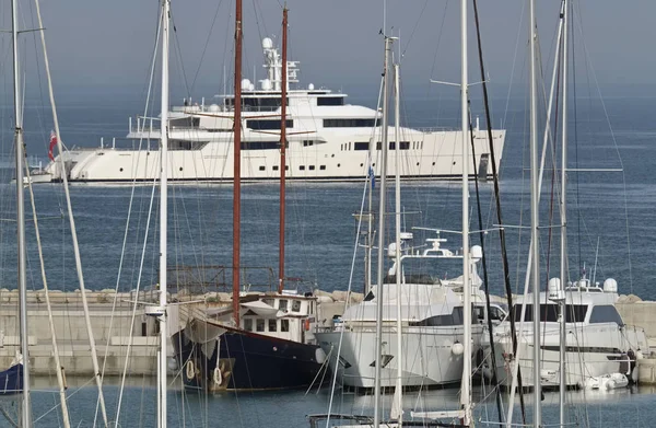 Italien, Sizilien, Mittelmeer, Marina di ragusa; 28. Juni 2017, Luxusyachten im Hafen - Leitartikel — Stockfoto