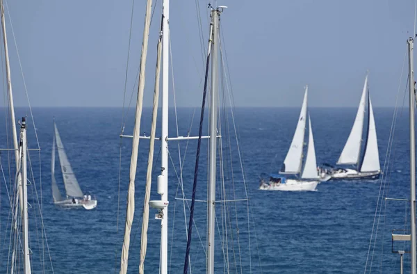 Италия, Сицилия, Средиземное море, Марина-ди-Рагуза; парусные лодки мачты в марине и парусники за ее пределами — стоковое фото