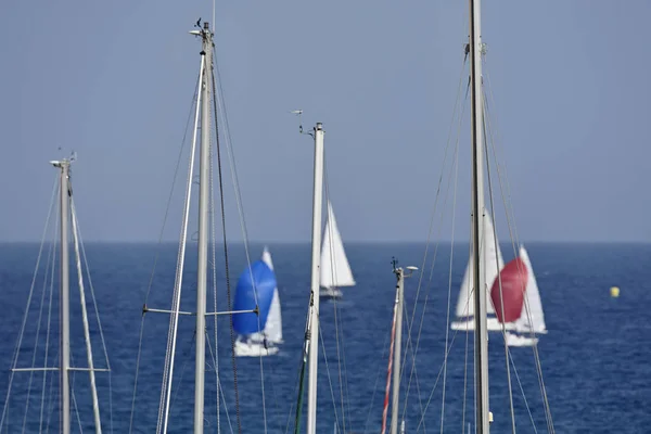 Italien, Sicilien, Medelhavet, Marina di Ragusa; segelbåt masterna i marina och segelbåtar utanför — Stockfoto