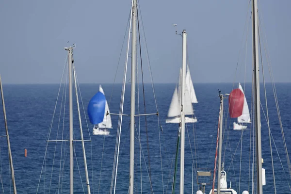 Italien, Sizilien, Mittelmeer, Marina di Ragusa; Segelbootmasten in der Marina und Segelboote im Freien — Stockfoto