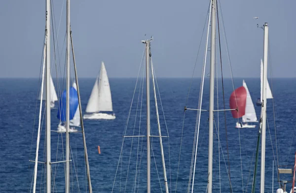 Italy, Sicily, Mediterranean sea, Marina di Ragusa; sailing boat  masts in the marina and sailboats outside — Stock Photo, Image