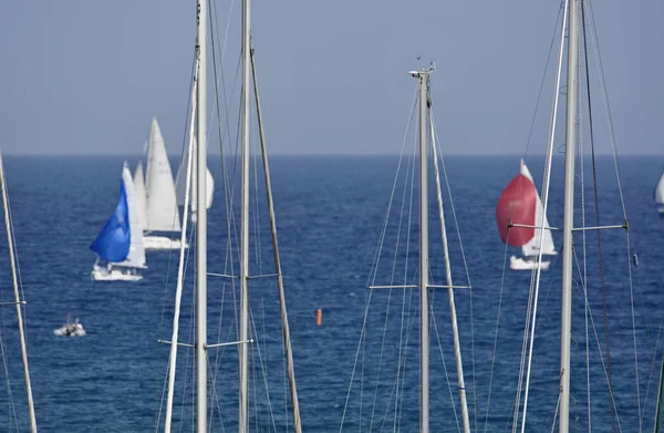 Italia, Sicilia, Mar Mediterráneo, Marina di Ragusa; mástiles de velero en el puerto deportivo y veleros fuera — Foto de Stock