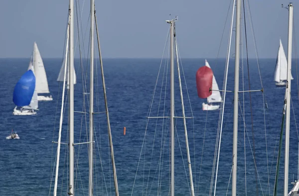 Itália, Sicília, Mar Mediterrâneo, Marina di Ragusa; mastros de barco à vela na marina e veleiros fora — Fotografia de Stock