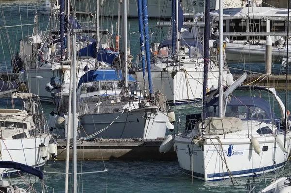 Italien, Sicilien, Medelhavet, Marina di Ragusa; 2 juli 2017, segelbåtar i hamnen - ledare — Stockfoto