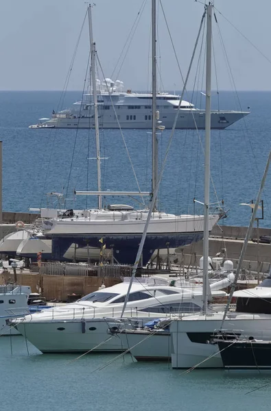 Italia, Sicilia, Mar Mediterraneo, Marina di Ragusa; 6 luglio 2017, yacht di lusso in porto - EDITORIALE — Foto Stock