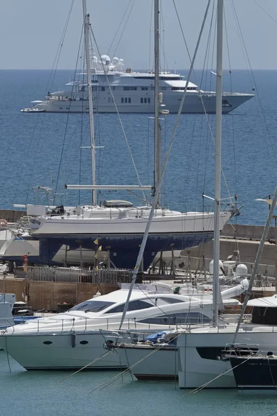 Italien, Sizilien, Mittelmeer, Marina di ragusa; 6. Juli 2017, Luxusyachten im Hafen - Leitartikel — Stockfoto