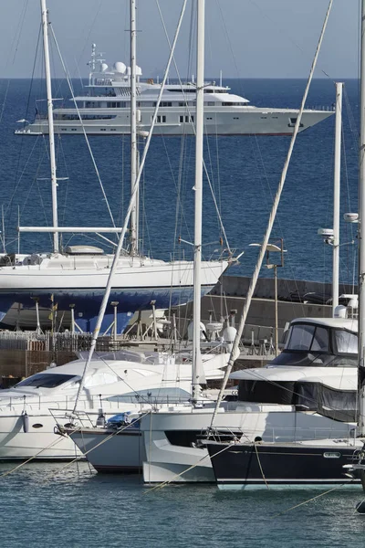 Italia, Sicilia, Mar Mediterráneo, Marina di Ragusa; 6 Julio 2017, yates de lujo en el puerto - EDITORIAL — Foto de Stock