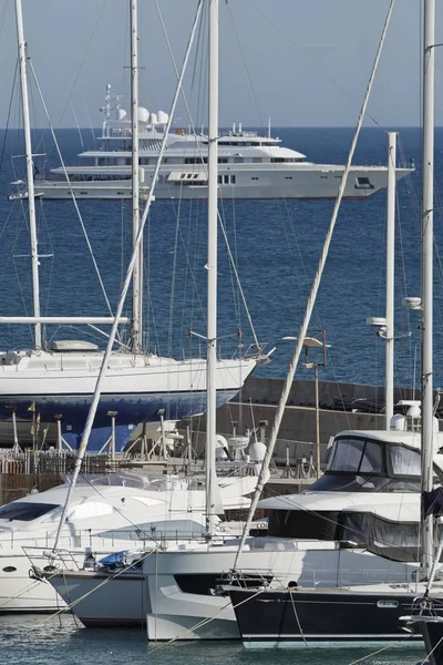 Italia, Sicilia, Mar Mediterráneo, Marina di Ragusa; 6 Julio 2017, yates de lujo en el puerto - EDITORIAL — Foto de Stock