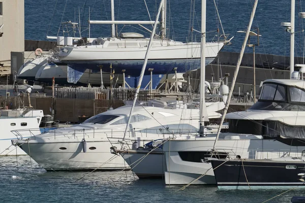 Itália, Sicília, Mar Mediterrâneo, Marina di Ragusa; 6 Julho 2017, iates de luxo no porto - EDITORIAL — Fotografia de Stock