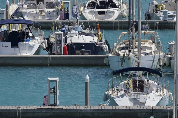 Italien, Sizilien, Mittelmeer, Marina di ragusa; 14. Juli 2017, Segelboote im Hafen - Leitartikel — Stockfoto