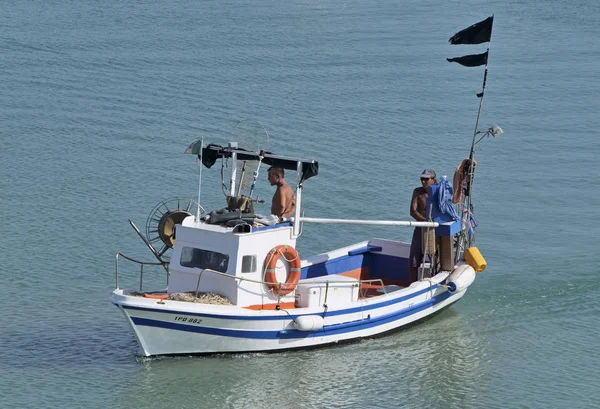 Itália, Sicília, Mar Mediterrâneo, Marina di Ragusa; 15 de julho de 2017, pescadores em um pequeno barco de pesca de madeira no porto - EDITORIAL — Fotografia de Stock