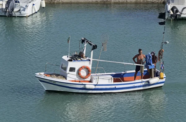 İtalya, Sicilya, Akdeniz, Marina di Ragusa; 15 Haziran 2017, balıkçılar Port - editoryal bir küçük ahşap Balıkçı teknesinde — Stok fotoğraf