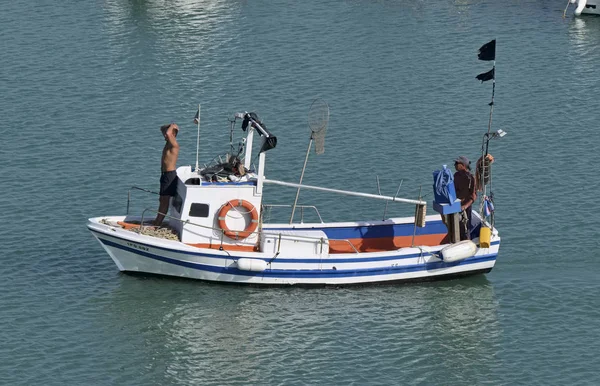 Italien, Sizilien, Mittelmeer, Marina di ragusa; 15. Juli 2017, Fischer auf einem kleinen hölzernen Fischerboot im Hafen - Leitartikel — Stockfoto