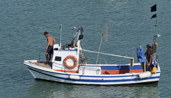 Italië, Sicilië, Middellandse Zee, Marina di Ragusa; 15 juli 2017, vissers op een kleine houten vissersboot in de haven - redactie — Stockfoto