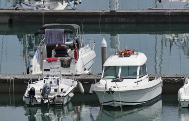 İtalya, Sicilya, Akdeniz, Marina di Ragusa; 16 Temmuz 2017, tekneler ve Lüks Yatlar port - Editörden