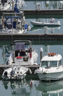 İtalya, Sicilya, Akdeniz, Marina di Ragusa; 16 Temmuz 2017, tekneler ve Lüks Yatlar port - Editörden