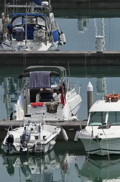 İtalya, Sicilya, Akdeniz, Marina di Ragusa; 16 Temmuz 2017, tekneler ve Lüks Yatlar port - Editörden