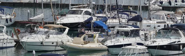 İtalya, Sicilya, Akdeniz, Marina di Ragusa; 16 Temmuz 2017, tekneler ve Lüks Yatlar port - Editörden