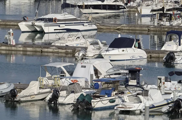 İtalya, Sicilya, Akdeniz, Marina di Ragusa; 16 Temmuz 2017, tekneler ve Lüks Yatlar port - Editörden