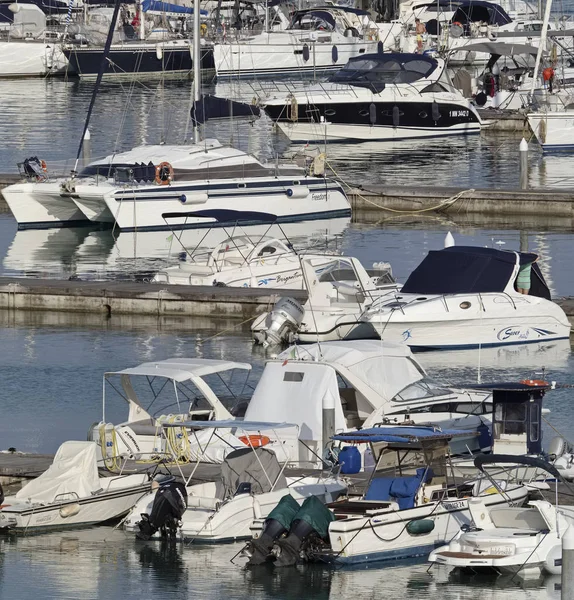 İtalya, Sicilya, Akdeniz, Marina di Ragusa; 16 Temmuz 2017, tekneler ve Lüks Yatlar port - Editörden