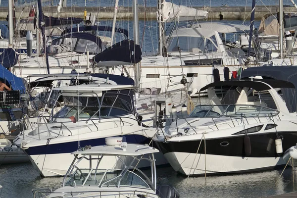 Włochy, Sycylia, Morze Śródziemne, Marina di Ragusa; 18 lipca 2017 r., luksusowe jachty w porcie - Redakcja — Zdjęcie stockowe