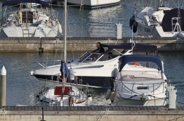 İtalya, Sicilya, Akdeniz, Marina di Ragusa; 19 Temmuz 2017, tekneler ve Lüks Yatlar port - Editörden