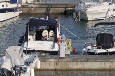 İtalya, Sicilya, Akdeniz, Marina di Ragusa; 19 Temmuz 2017, tekneler ve Lüks Yatlar port - Editörden