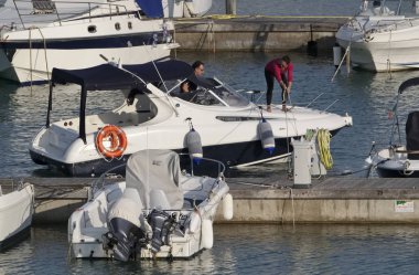 İtalya, Sicilya, Akdeniz, Marina di Ragusa; 19 Temmuz 2017, tekneler ve Lüks Yatlar port - Editörden
