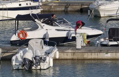 İtalya, Sicilya, Akdeniz, Marina di Ragusa; 19 Temmuz 2017, tekneler ve Lüks Yatlar port - Editörden