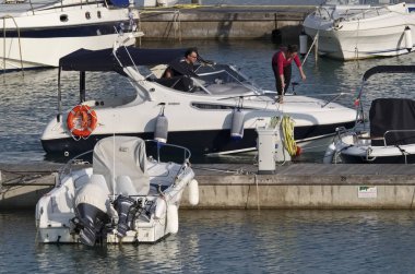 İtalya, Sicilya, Akdeniz, Marina di Ragusa; 19 Temmuz 2017, tekneler ve Lüks Yatlar port - Editörden