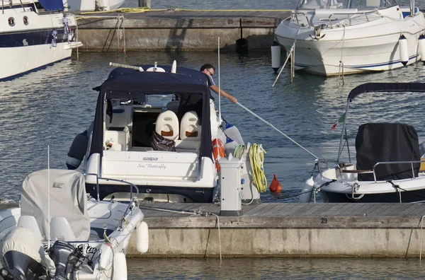 İtalya, Sicilya, Akdeniz, Marina di Ragusa; 19 Temmuz 2017, tekneler ve Lüks Yatlar port - Editörden