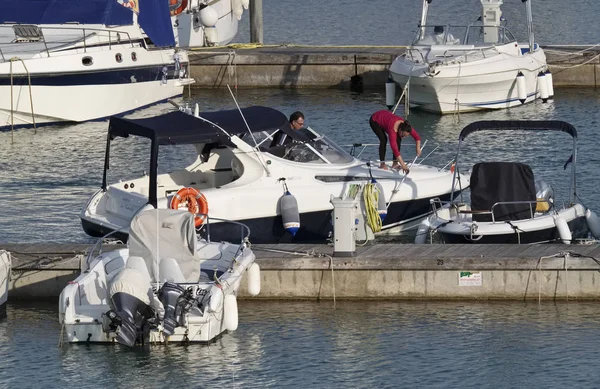 İtalya, Sicilya, Akdeniz, Marina di Ragusa; 19 Temmuz 2017, tekneler ve Lüks Yatlar port - Editörden
