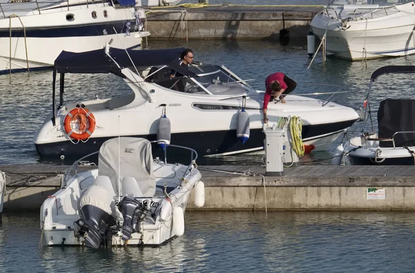 İtalya, Sicilya, Akdeniz, Marina di Ragusa; 19 Temmuz 2017, tekneler ve Lüks Yatlar port - Editörden