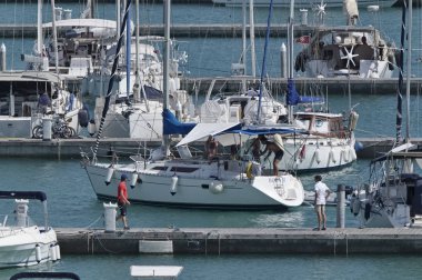 İtalya, Sicilya, Akdeniz, Marina di Ragusa; 20 Temmuz 2017, insanlar ve liman - editoryal Lüks Yatlar