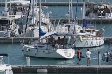 İtalya, Sicilya, Akdeniz, Marina di Ragusa; 20 Temmuz 2017, insanlar ve liman - editoryal Lüks Yatlar