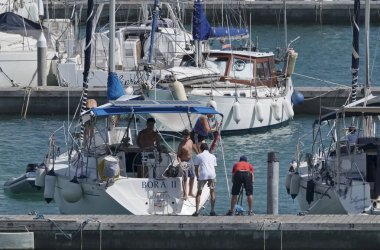 İtalya, Sicilya, Akdeniz, Marina di Ragusa; 20 Temmuz 2017, insanlar ve liman - editoryal Lüks Yatlar