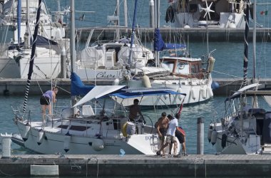 İtalya, Sicilya, Akdeniz, Marina di Ragusa; 20 Temmuz 2017, insanlar ve liman - editoryal Lüks Yatlar