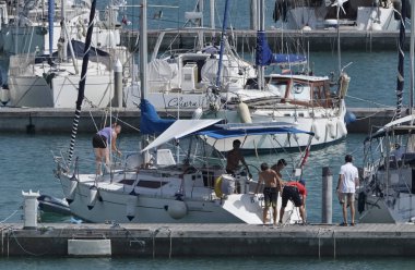İtalya, Sicilya, Akdeniz, Marina di Ragusa; 20 Temmuz 2017, insanlar ve liman - editoryal Lüks Yatlar