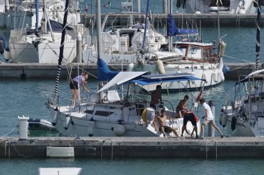 İtalya, Sicilya, Akdeniz, Marina di Ragusa; 20 Temmuz 2017, insanlar ve liman - editoryal Lüks Yatlar
