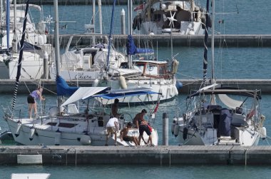 İtalya, Sicilya, Akdeniz, Marina di Ragusa; 20 Temmuz 2017, insanlar ve liman - editoryal Lüks Yatlar