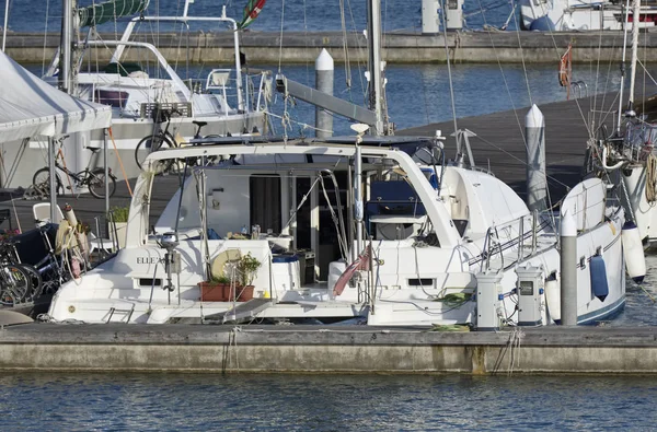 Italien, Sicilien, Medelhavet, Marina di Ragusa; 20 juli 2017, segelbåtar lyxiga i hamnen - ledare — Stockfoto